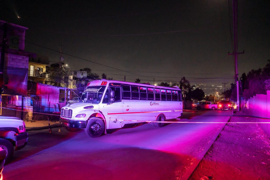 Niño muere atropellado por camión de transporte de personal; iba en su patín por una pendiente