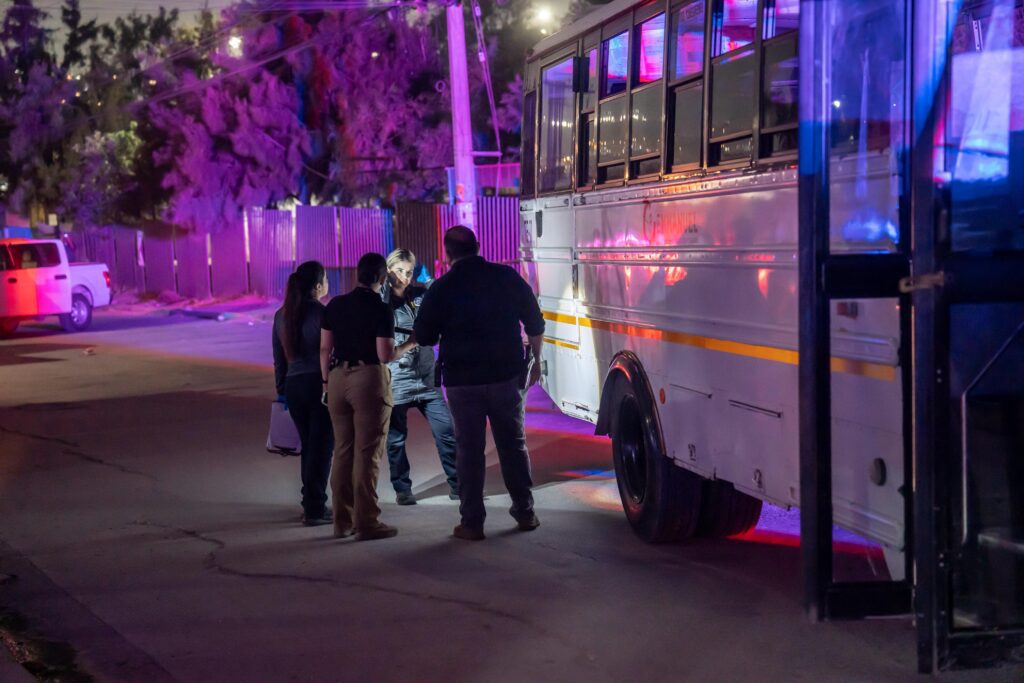 Niño muere atropellado por camión de transporte de personal; iba en su patín por una pendiente