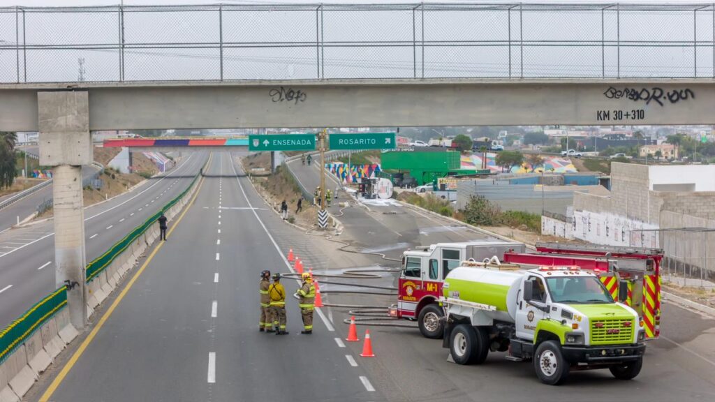 Volcadura de pipa con gasolina provoca cierre vial y evacuación preventiva en Rosarito