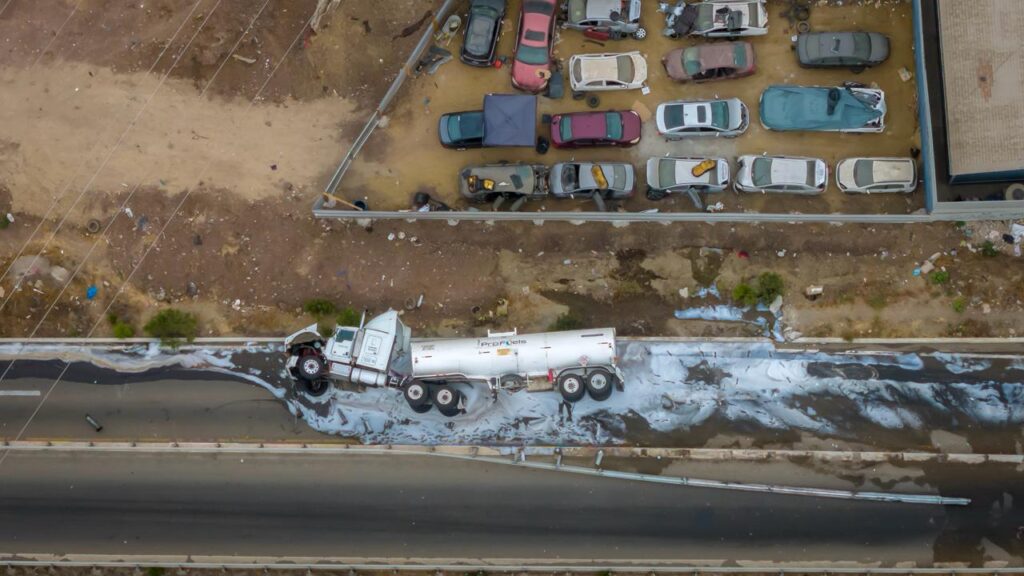 Volcadura de pipa con gasolina provoca cierre vial y evacuación preventiva en Rosarito