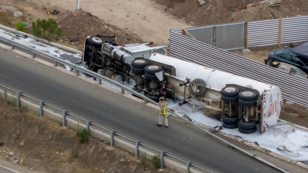 Volcadura de pipa con gasolina provoca cierre vial y evacuación preventiva en Rosarito