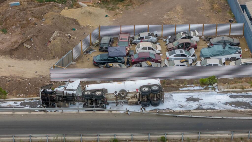 Volcadura de pipa con gasolina provoca cierre vial y evacuación preventiva en Rosarito