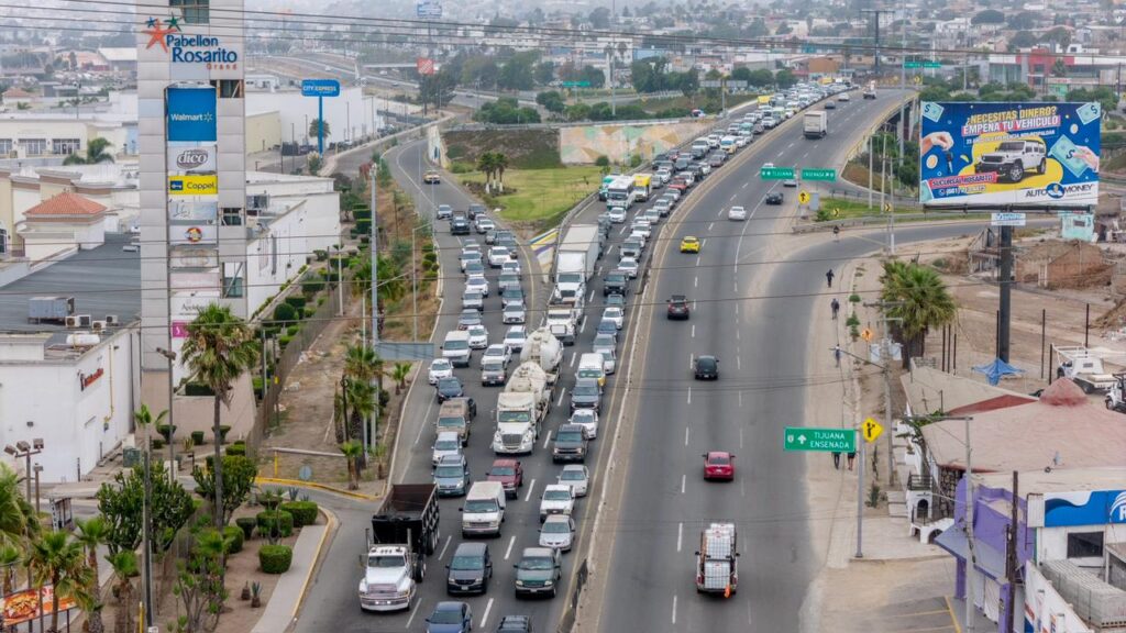 Volcadura de pipa con gasolina provoca cierre vial y evacuación preventiva en Rosarito