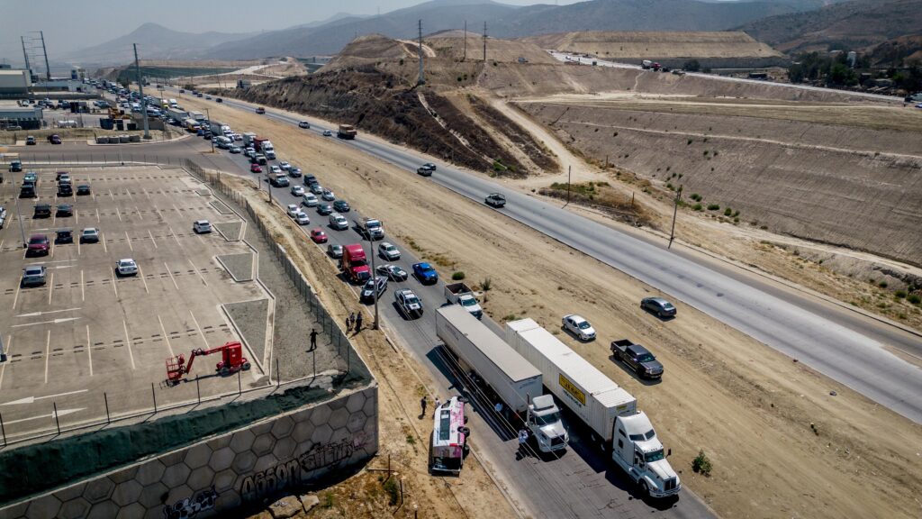 Transporte público de la ruta azul y blanco termina volcado en el bulevar 2000