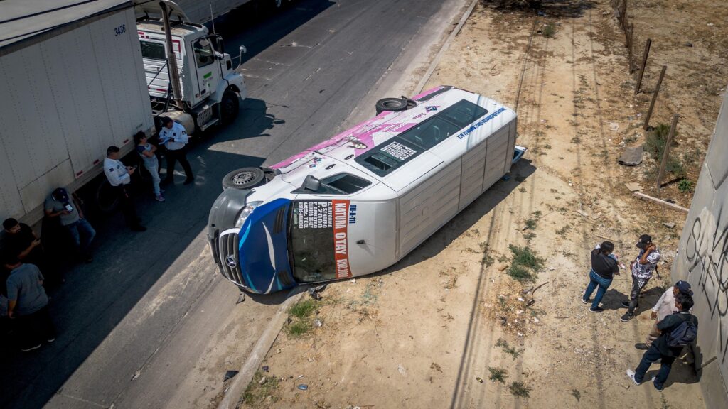 Transporte público de la ruta azul y blanco termina volcado en el bulevar 2000