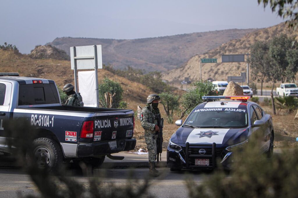 Abandonan restos humanos con mensaje amenazante contra jefe policiaco