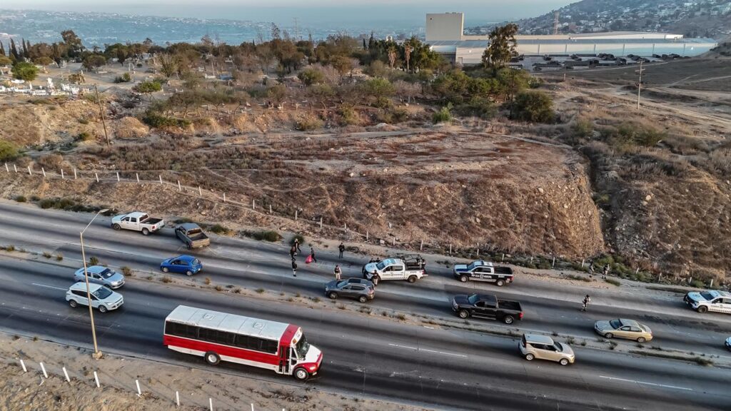 Abandonan tres cuerpos en la Vía Rápida Oriente
