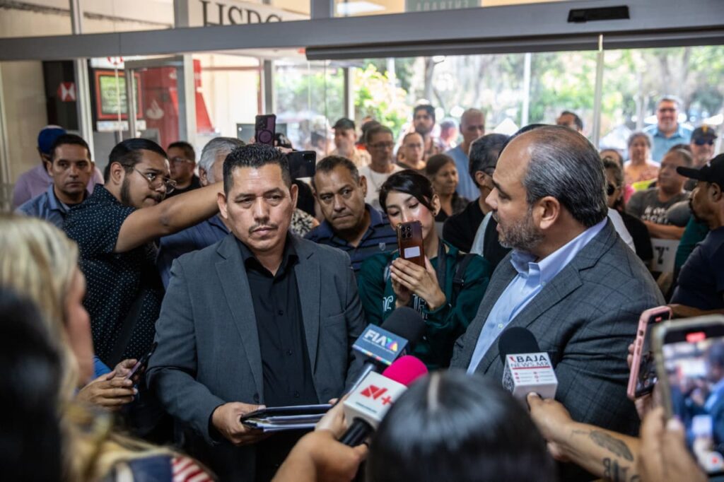 Viudas de policías y oficiales retirados cierran las puertas de palacio municipal