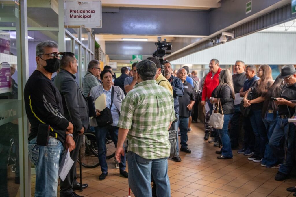 Viudas de policías y oficiales retirados cierran las puertas de palacio municipal