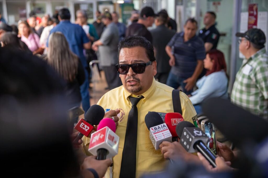 Viudas de policías y oficiales retirados cierran las puertas de palacio municipal