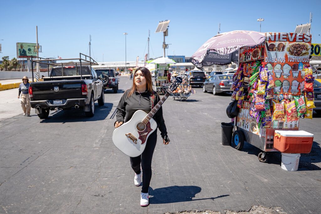 Kimberley Vázquez, la joven que lleva serenatas a los automovilistas de la línea de San Ysidro
