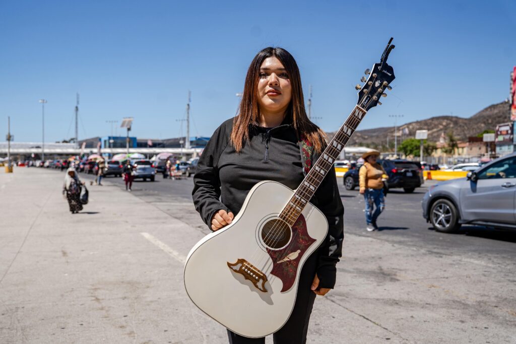 Kimberley Vázquez, la joven que lleva serenatas a los automovilistas de la línea de San Ysidro