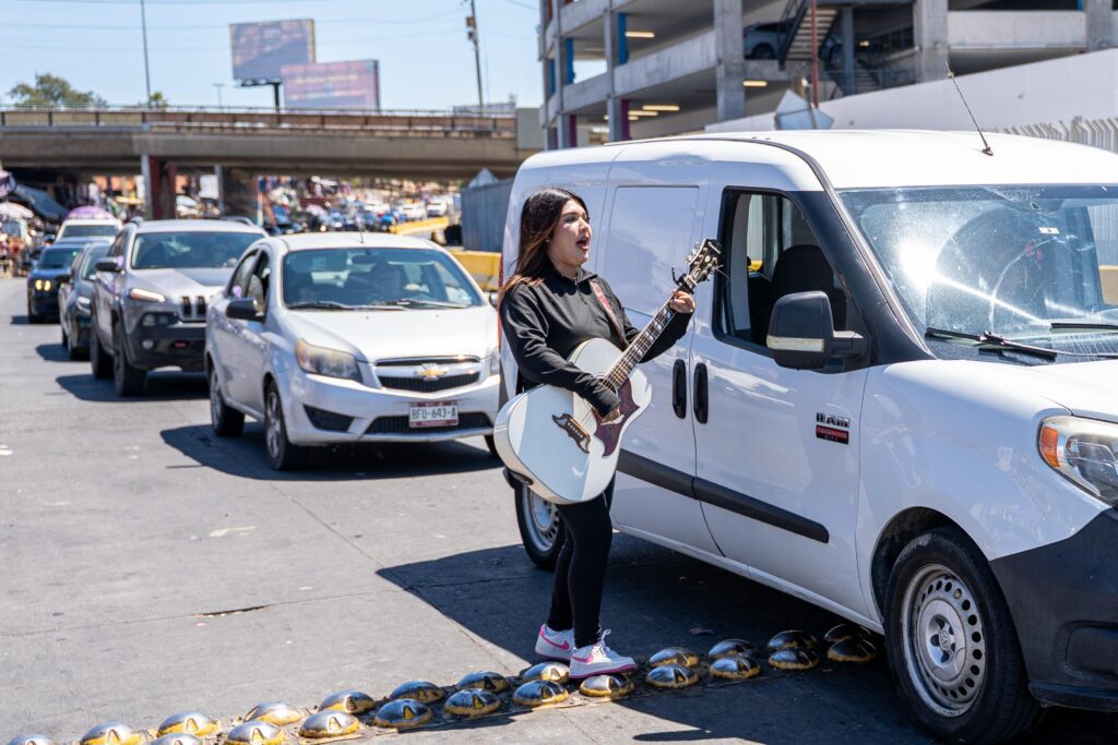 Kimberley Vázquez, la joven que lleva serenatas a los automovilistas de la línea de San Ysidro