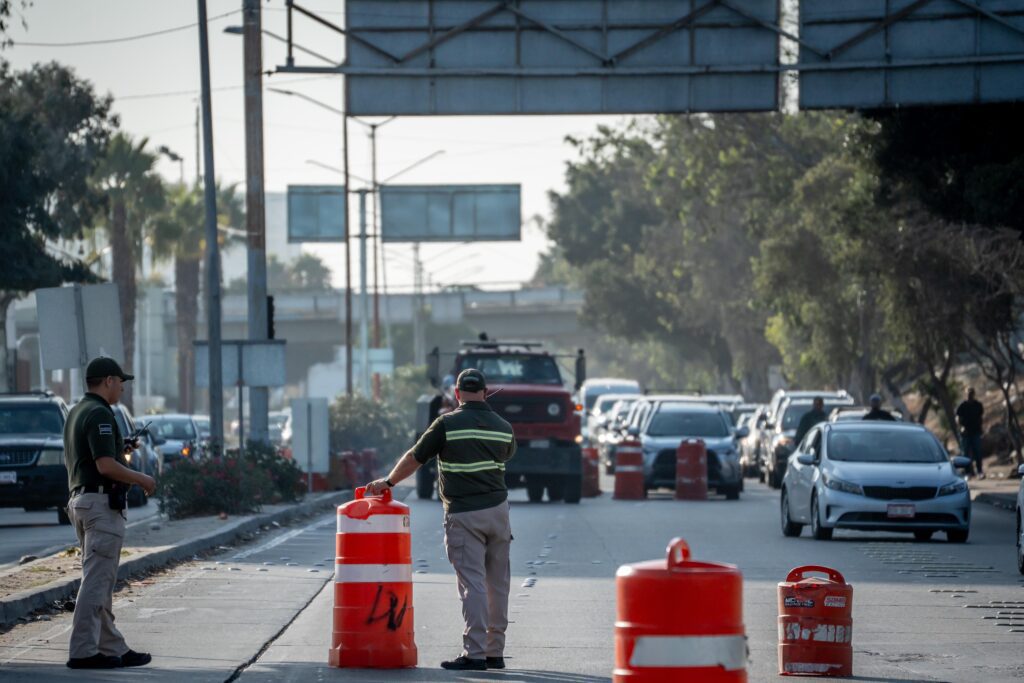 Auxiliar vial es atropellado por una mujer en dispositivo de cruce de la “Ready Lane”