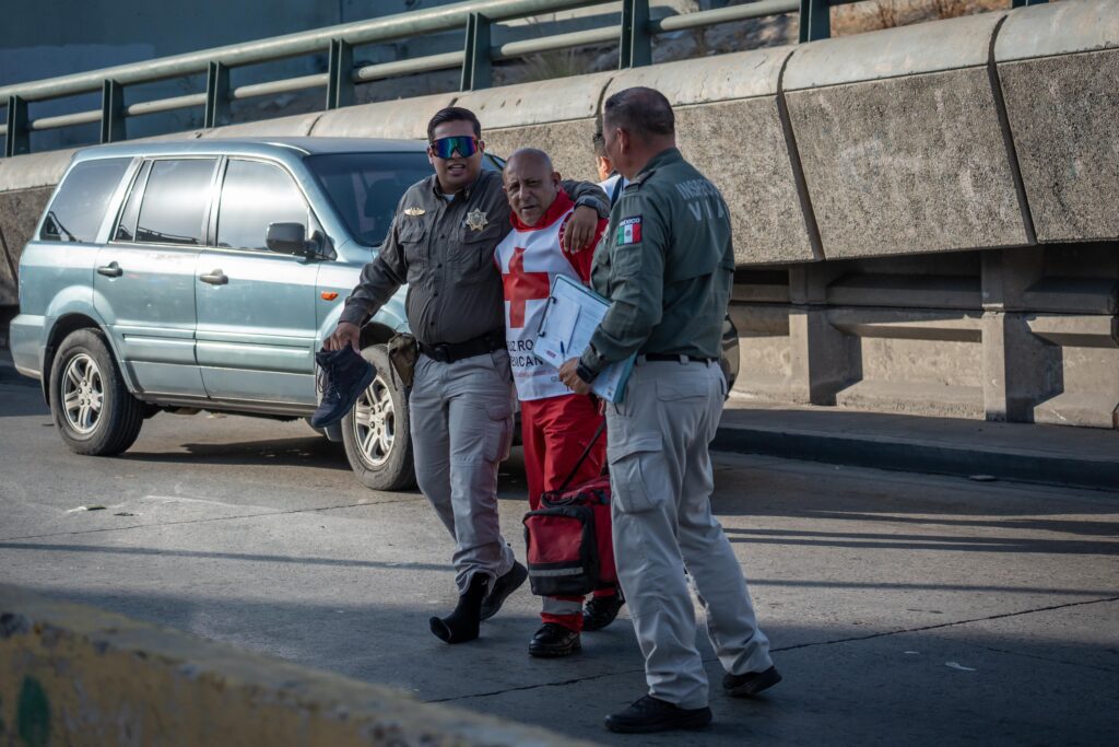 Auxiliar vial es atropellado por una mujer en dispositivo de cruce de la “Ready Lane”