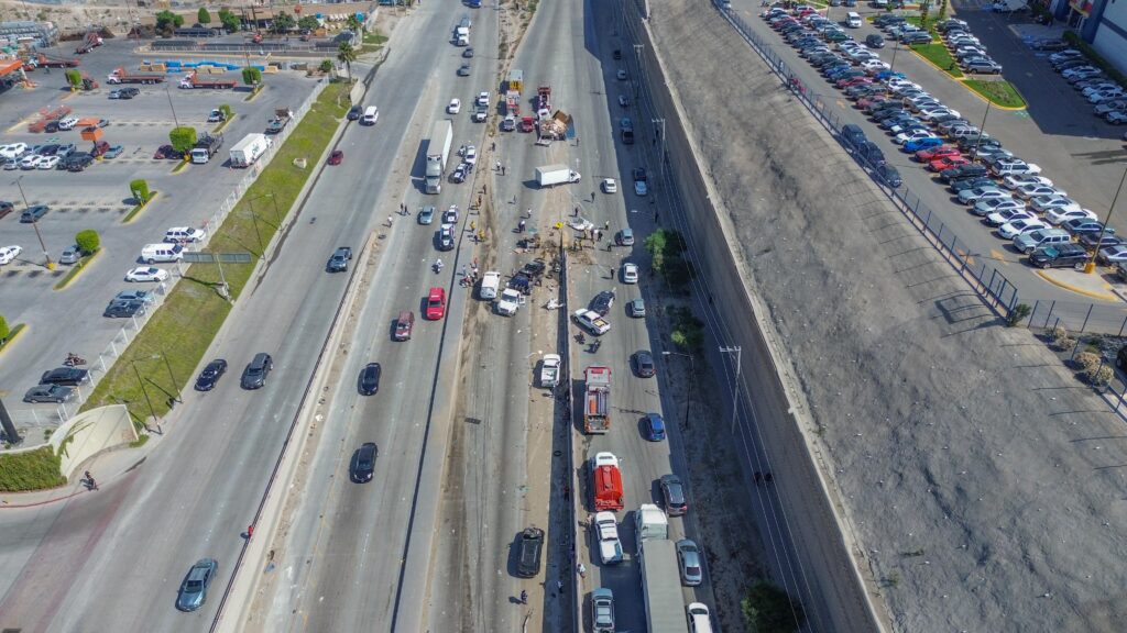 Ocho lesionados tras choque múltiple en bulevar 2000; tres trailers y cuatro carros involucrados