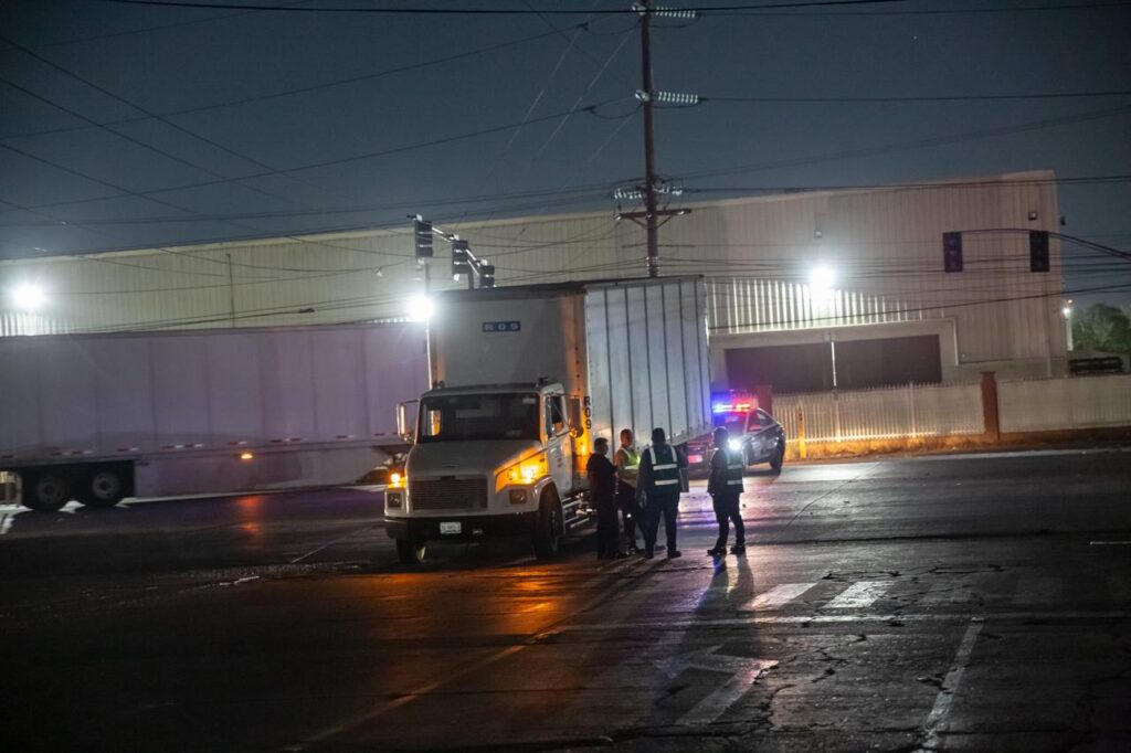 Tractocamión embiste a motociclista en intersección con semáforos sin funcionar Tractocamión embiste a motociclista en intersección con semáforos sin funcionar