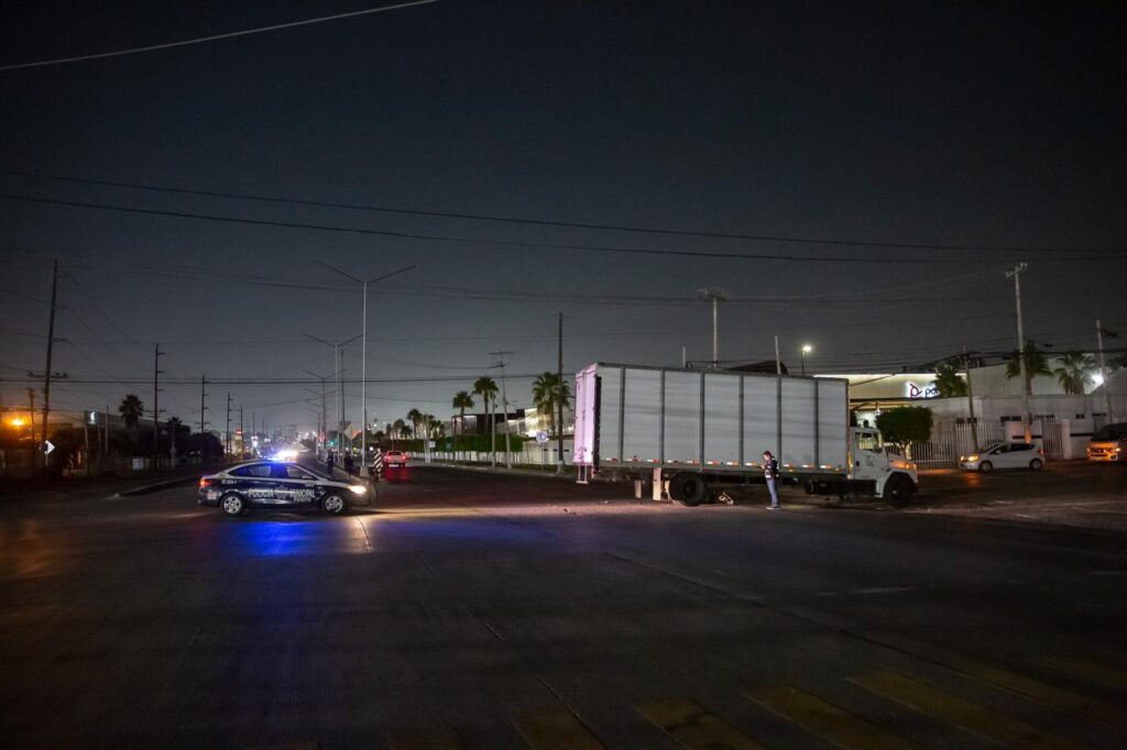 Tractocamión embiste a motociclista en intersección con semáforos sin funcionar Tractocamión embiste a motociclista en intersección con semáforos sin funcionar