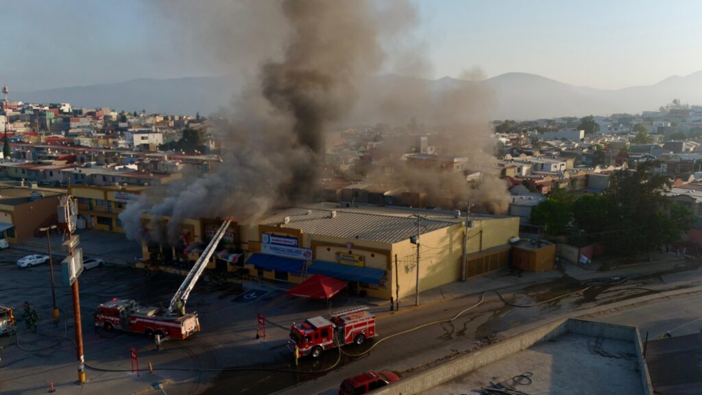 Fuerte incendio en plaza comercial de Villa Fontana 