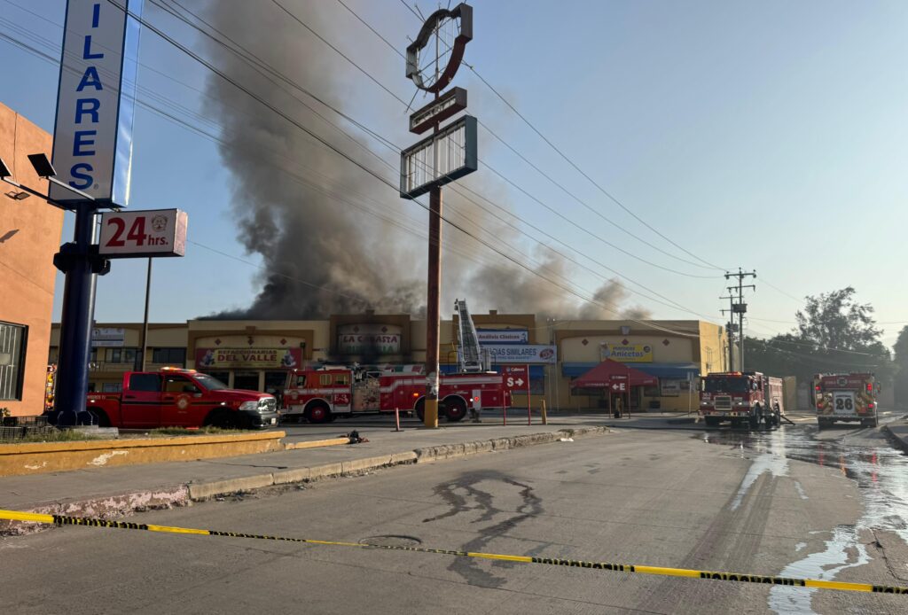 Fuerte incendio en plaza comercial de Villa Fontana 