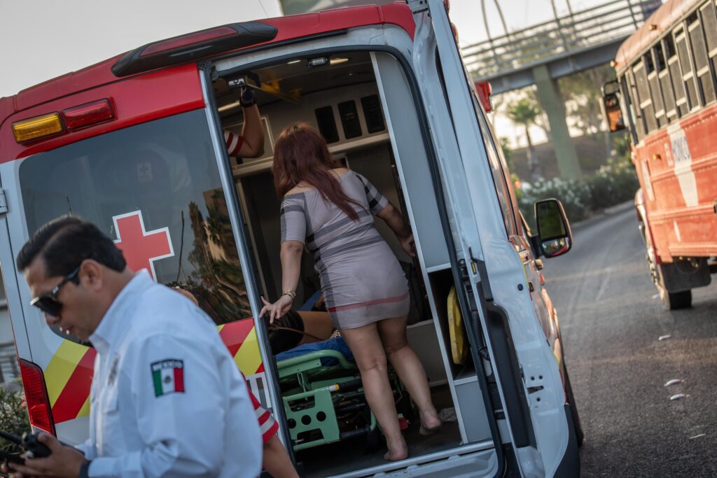 Conductor ebrio choca contra un poste de luz y deja una mujer lesionada
