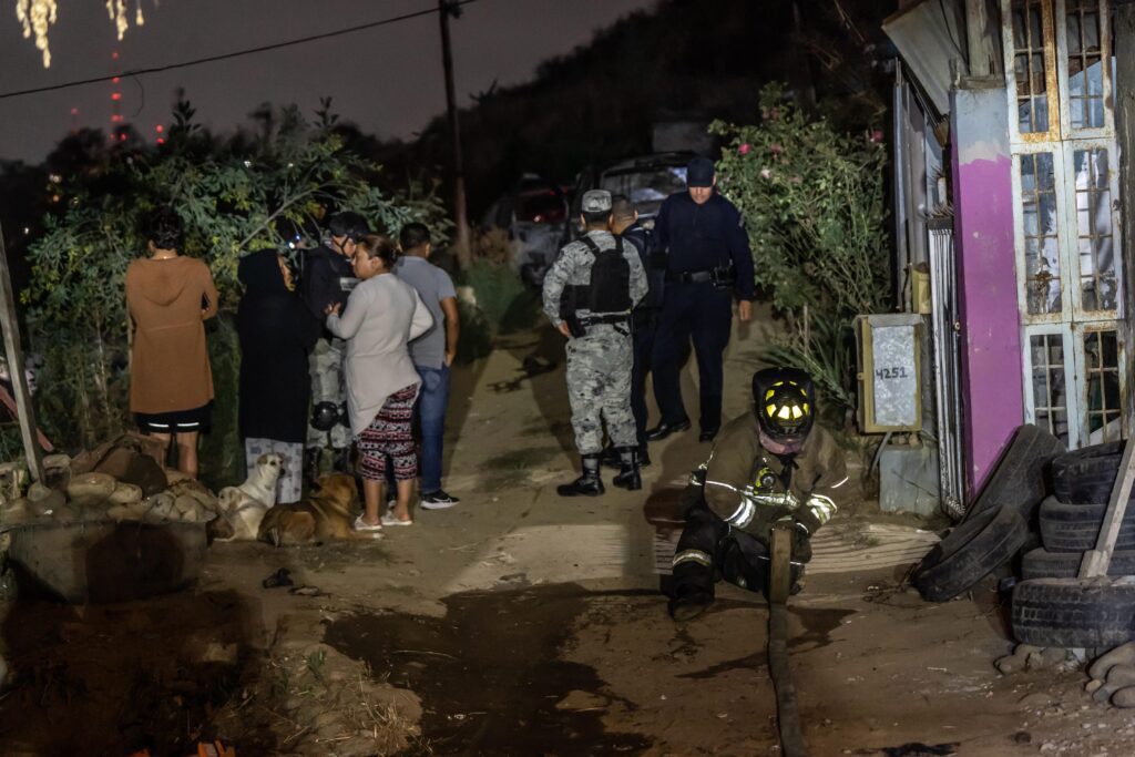 Queman a dos hombres dentro de un auto en Cañón Miramar; otro más logró escapar con vida