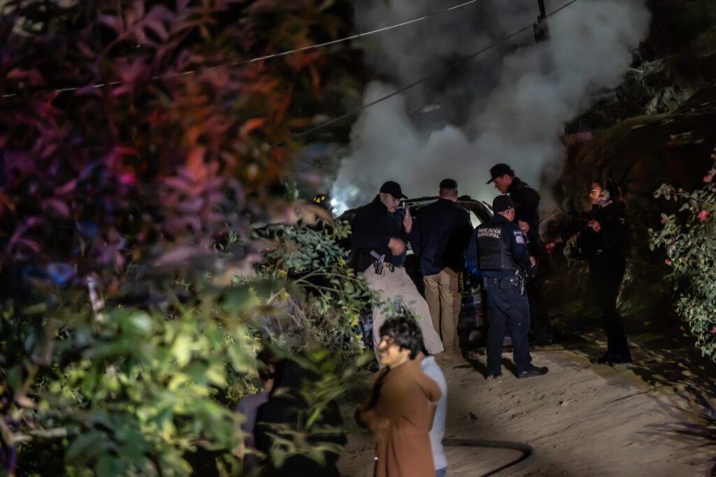 Queman a dos hombres dentro de un auto en Cañón Miramar; otro más logró escapar con vida