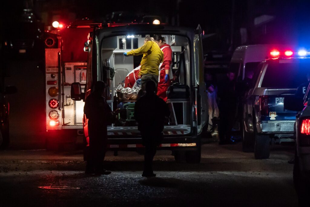 Queman a dos hombres dentro de un auto en Cañón Miramar; otro más logró escapar con vida
