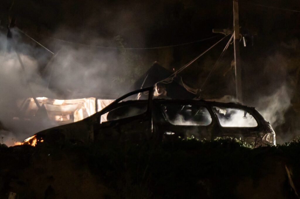 Queman a dos hombres dentro de un auto en Cañón Miramar; otro más logró escapar con vida
