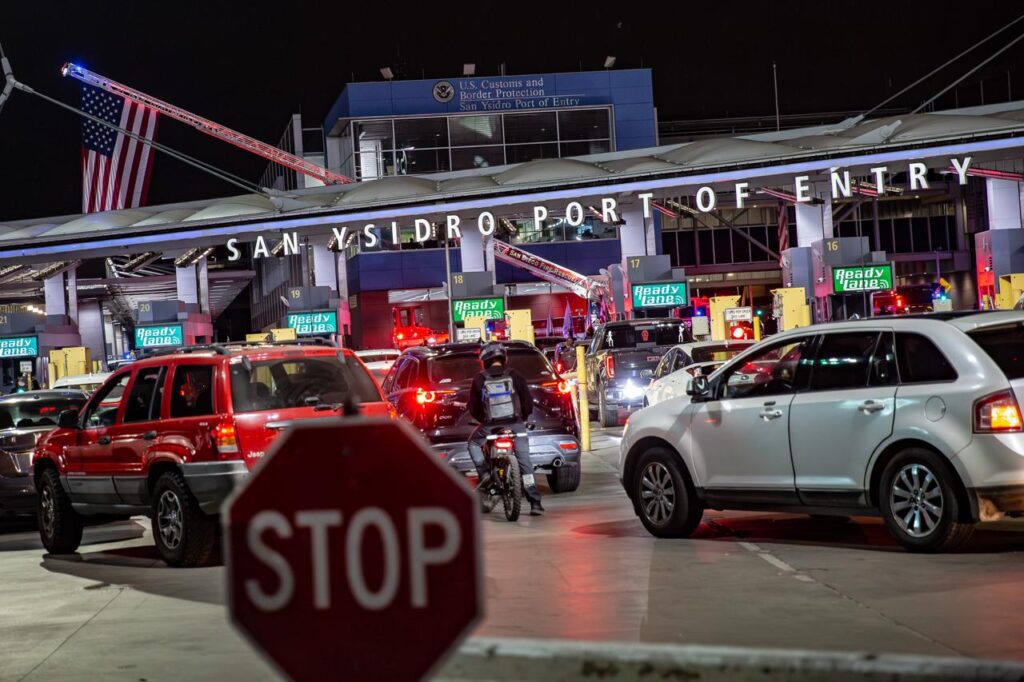 CBP guarda minuto de silencio deteniendo operaciones de la garita de San Ysidro en conmemoración de las víctimas del 9/11