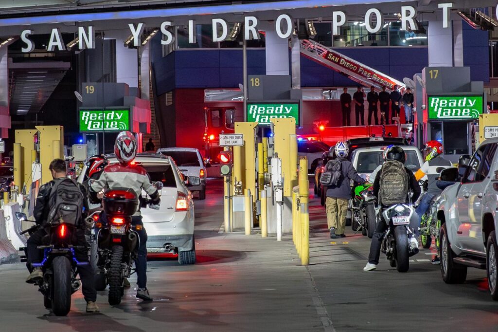 CBP guarda minuto de silencio deteniendo operaciones de la garita de San Ysidro en conmemoración de las víctimas del 9/11