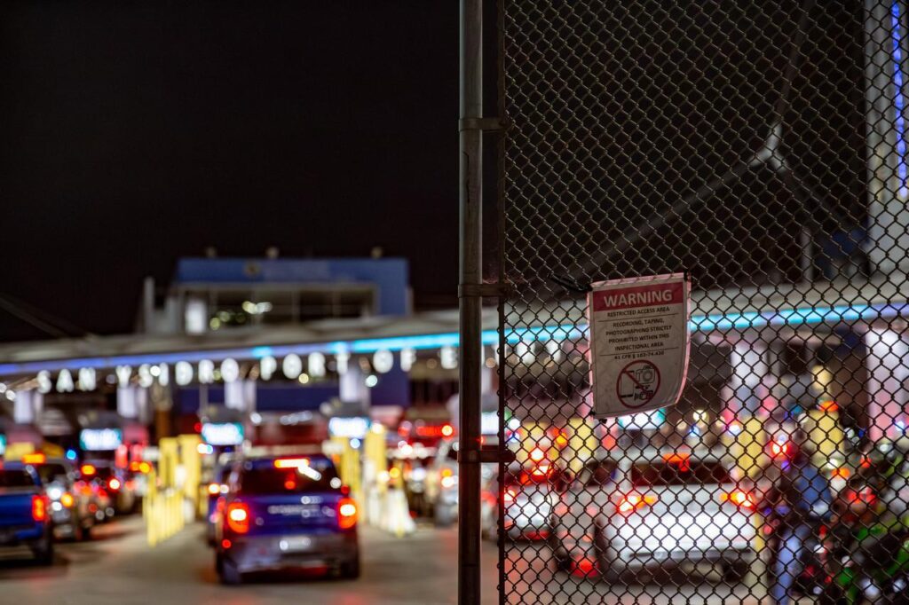 CBP guarda minuto de silencio deteniendo operaciones de la garita de San Ysidro en conmemoración de las víctimas del 9/11