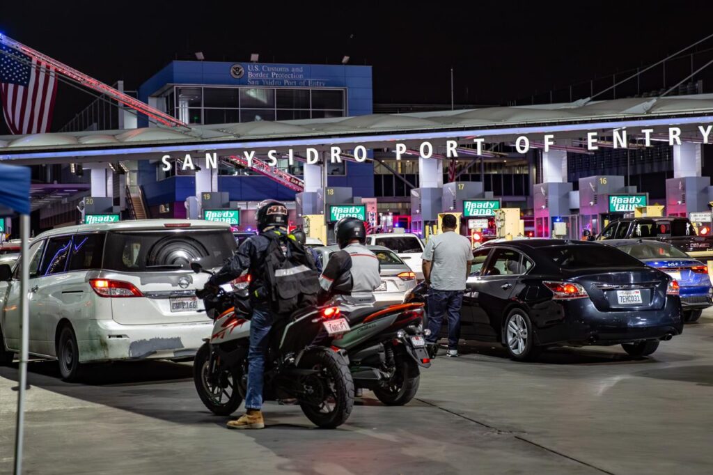 CBP guarda minuto de silencio deteniendo operaciones de la garita de San Ysidro en conmemoración de las víctimas del 9/11