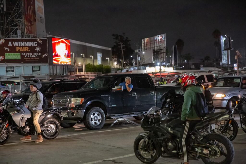 CBP guarda minuto de silencio deteniendo operaciones de la garita de San Ysidro en conmemoración de las víctimas del 9/11