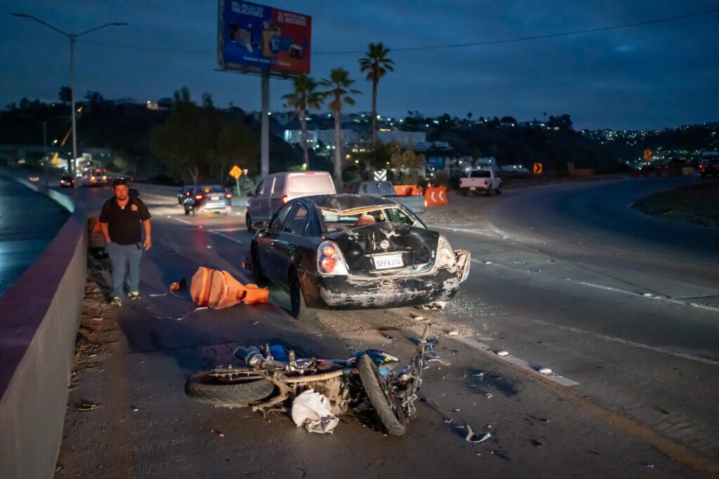 Choque entre motocicleta y auto en la salida de Playas de Tijuana: motociclista resulta con lesiones