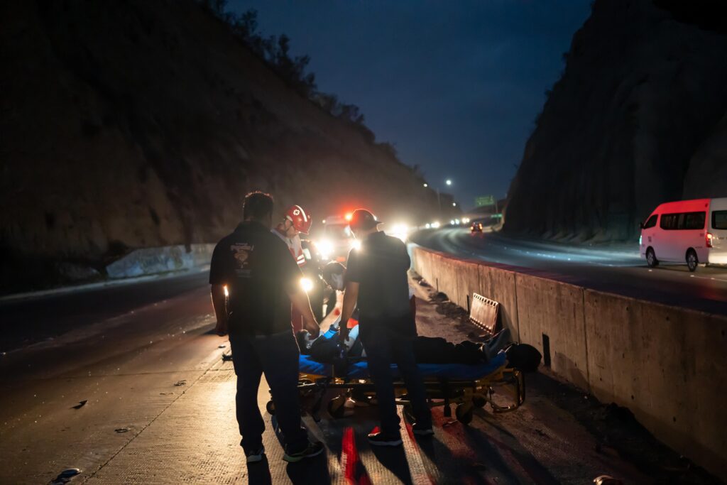 Choque entre motocicleta y auto en la salida de Playas de Tijuana: motociclista resulta con lesiones