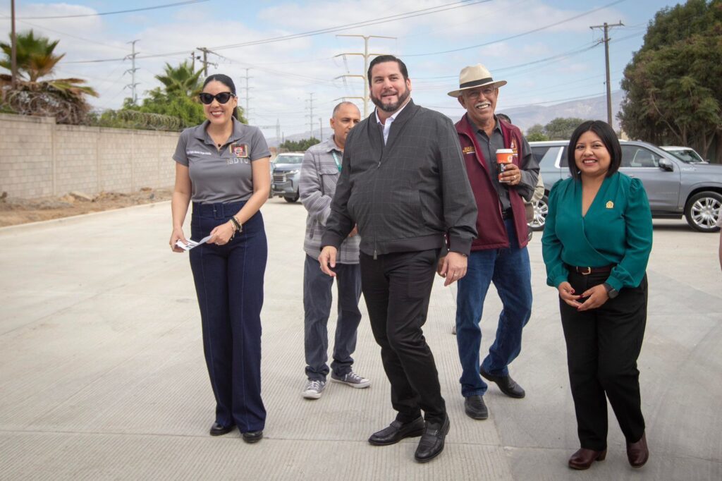 Inauguran calle CFE en Lomas del Matamoros tras más de 30 años de solicitudes vecinales