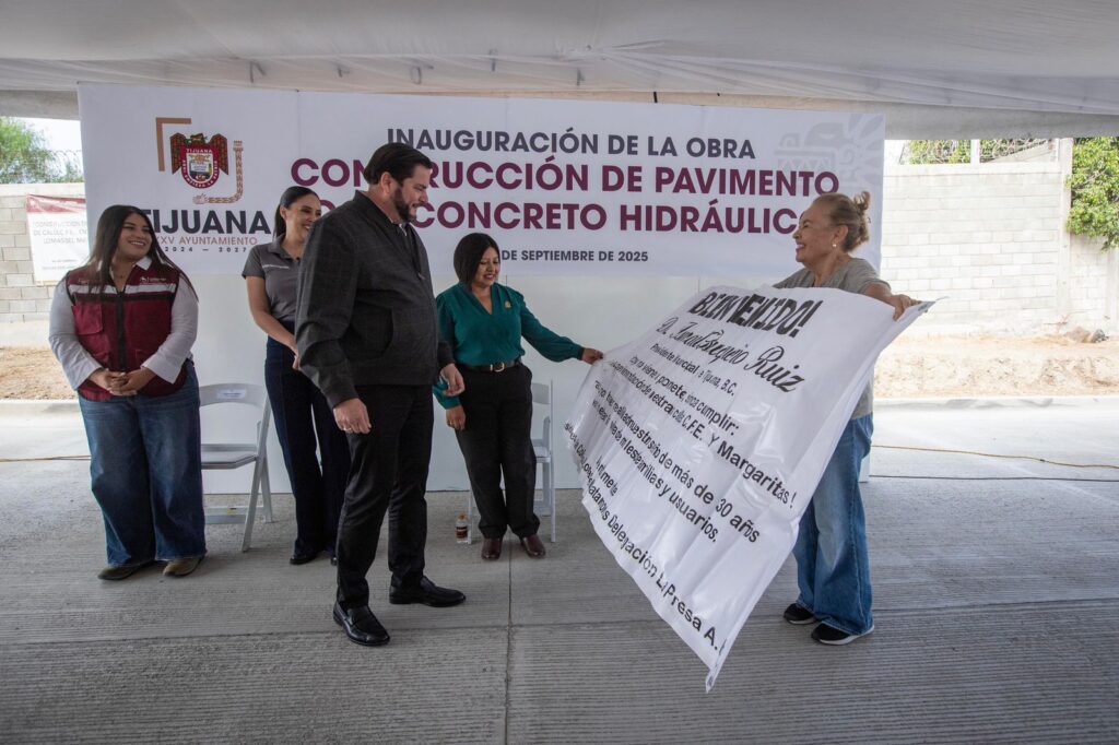 Inauguran calle CFE en Lomas del Matamoros tras más de 30 años de solicitudes vecinales
