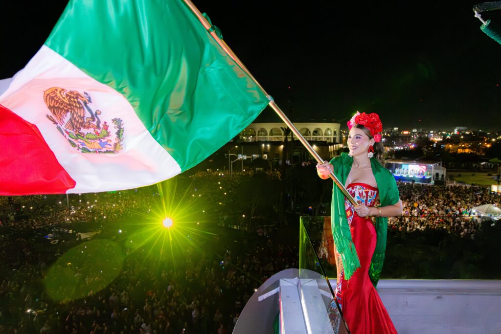 Dan Grito de Independencia 100 mil bajacalifornianos con la gobernadora Marina del Pilar