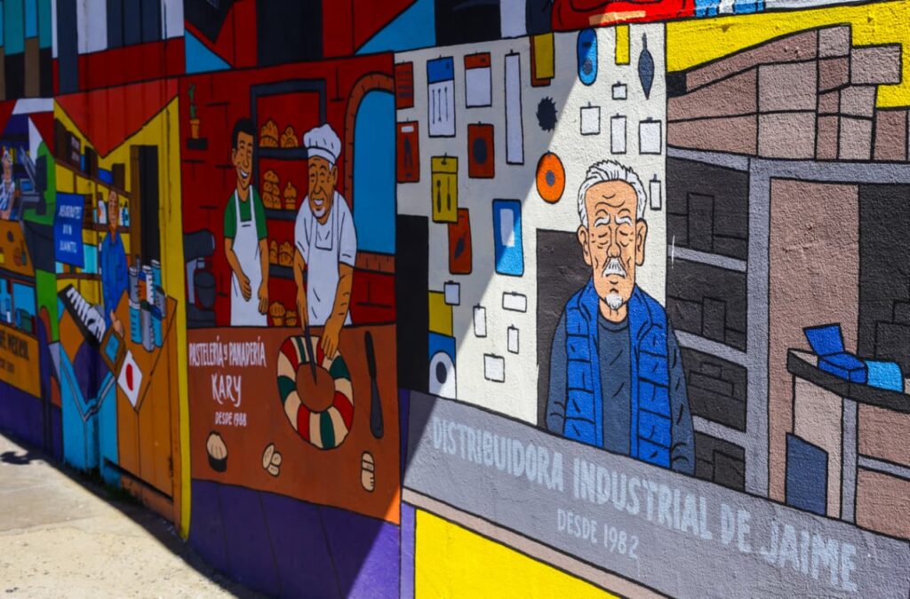Mural de la Postal: Raíces que abrazan el presente