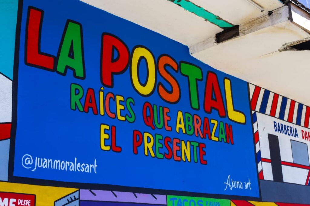 Mural de la Postal: Raíces que abrazan el presente