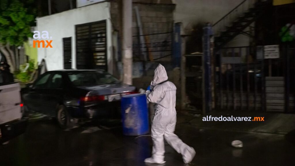 Abandonan cuerpo envuelto en lona con narcomensaje en Valle Verde