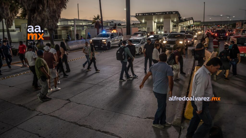 Comerciantes bloquean acceso a México en garita de Otay; exigen cobros justos en aduana Comerciantes bloquean acceso a México en garita de Otay; exigen cobros justos en aduana