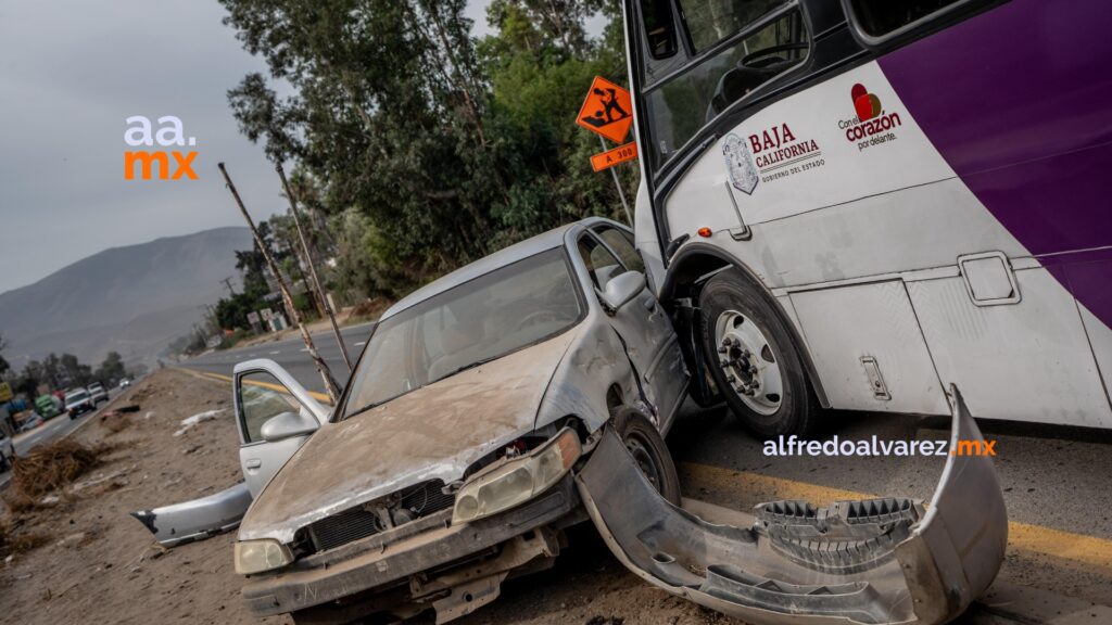 Transporte violeta con estudiantes de UABC a bordo choca con vehículo compacto