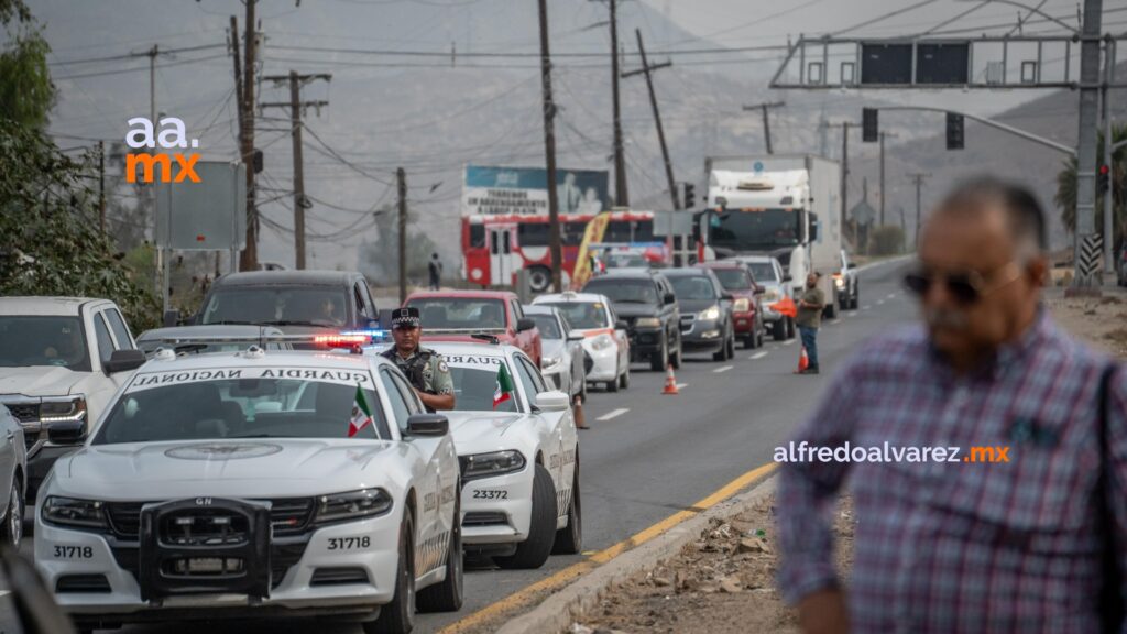 Transporte violeta con estudiantes de UABC a bordo choca con vehículo compacto