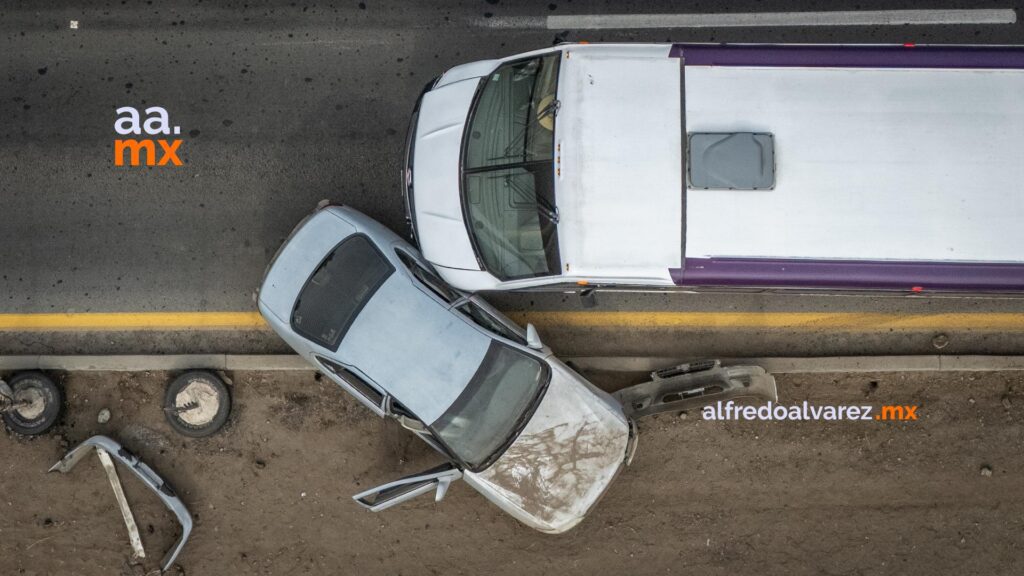 Transporte violeta con estudiantes de UABC a bordo choca con vehículo compacto