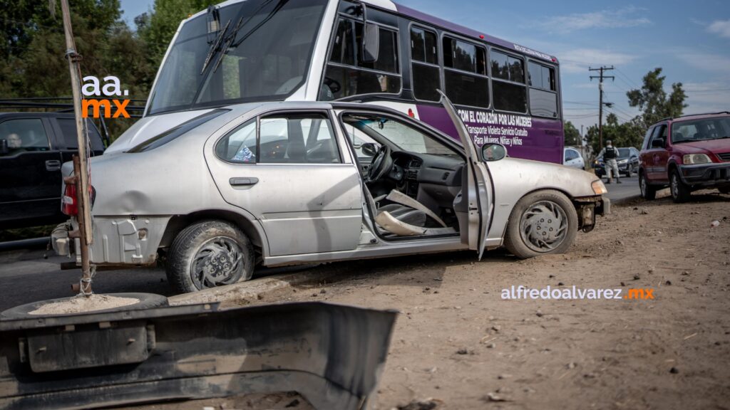 Transporte violeta con estudiantes de UABC a bordo choca con vehículo compacto