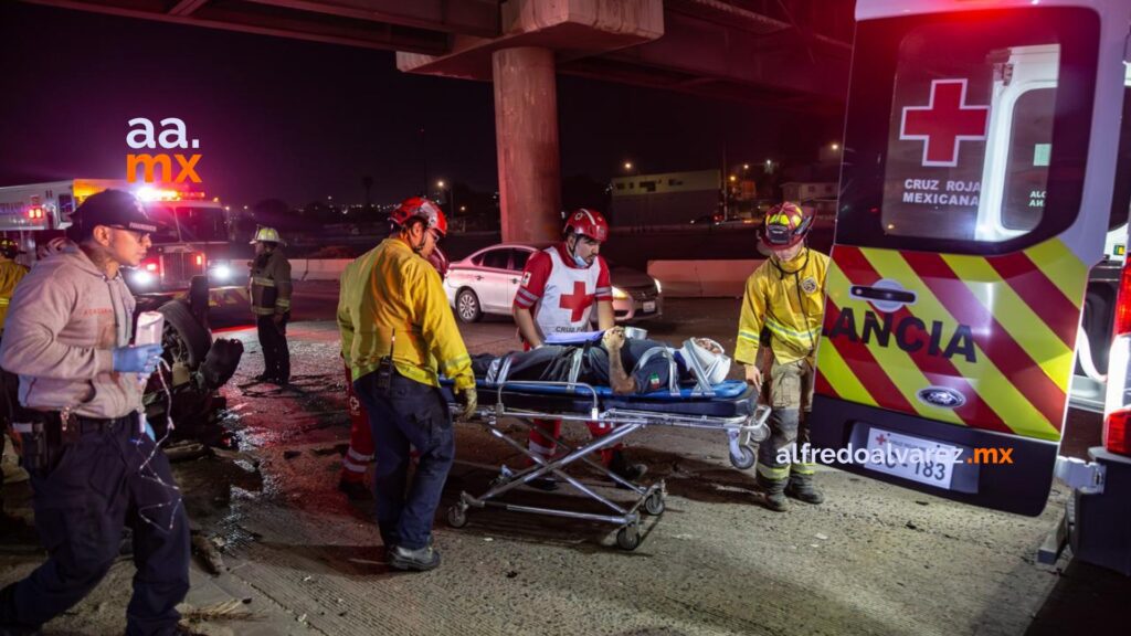 Hombre queda prensado tras volcarse en la Vía Rápida
