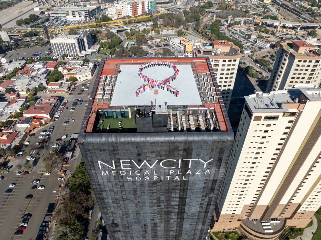 Envían desde las alturas mensaje en favor de la lucha contra el Cáncer de Mama
