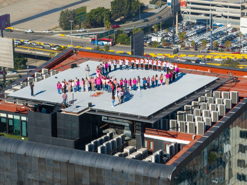 Envían desde las alturas mensaje en favor de la lucha contra el Cáncer de Mama